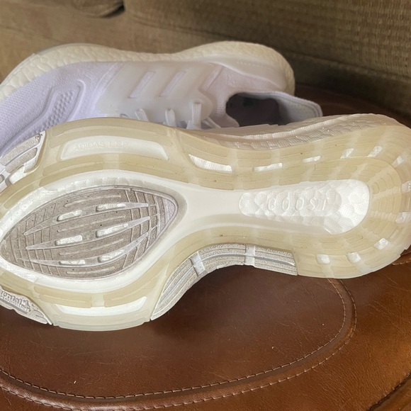 Adidas Ultraboost 22 - Picture 4 of 8
